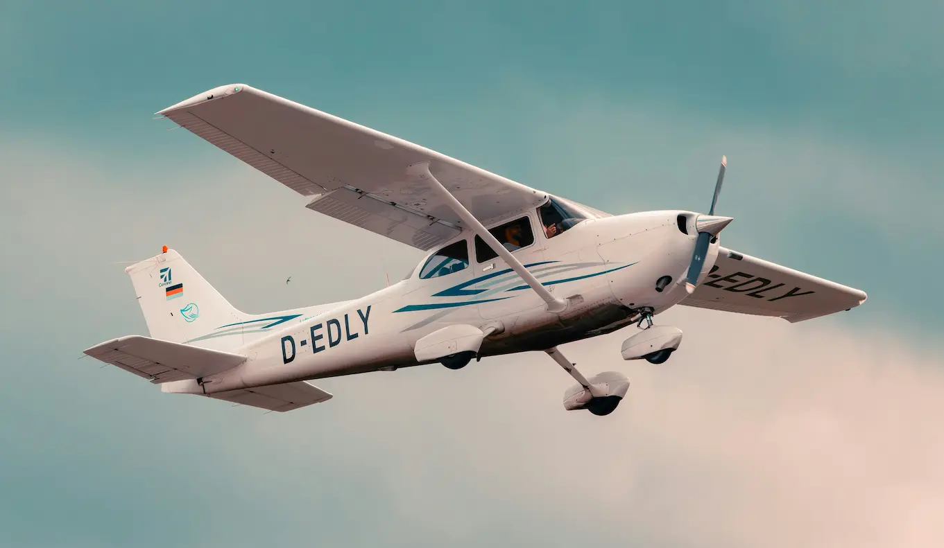 Avion léger en vol au-dessus du sud du Tarn