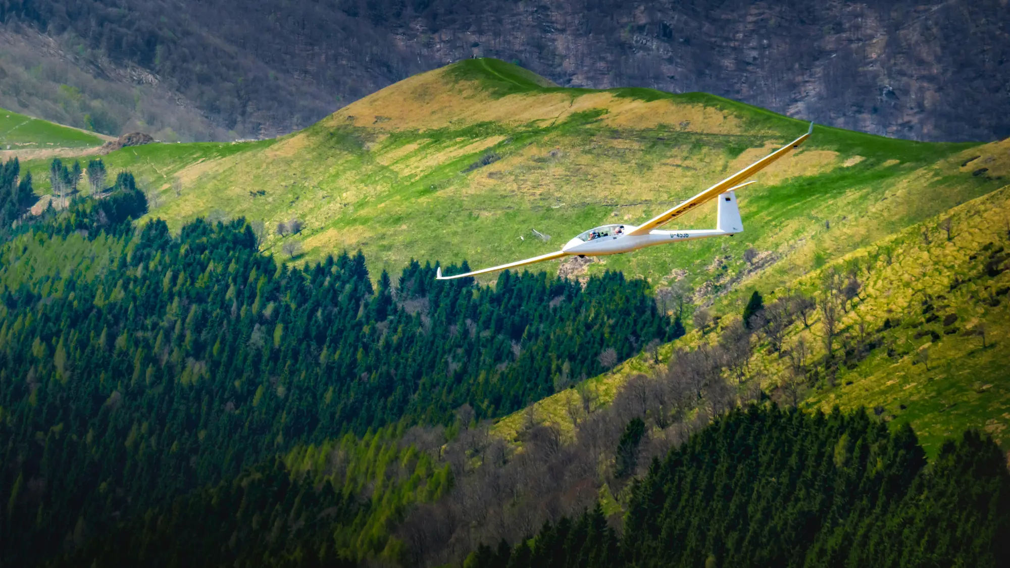 Planeur en vol au-dessus du sud du Tarn